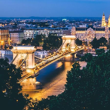 Central Point Budapest Exteriör bild