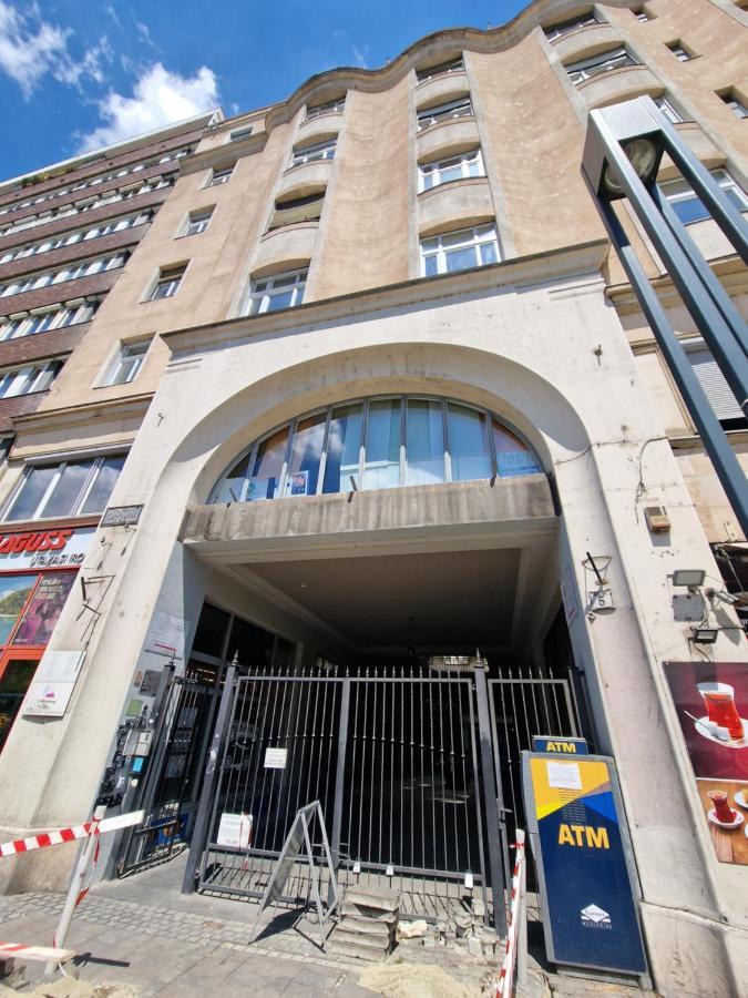 Central Point Budapest Exteriör bild