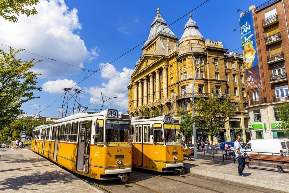 Central Point Budapest Exteriör bild