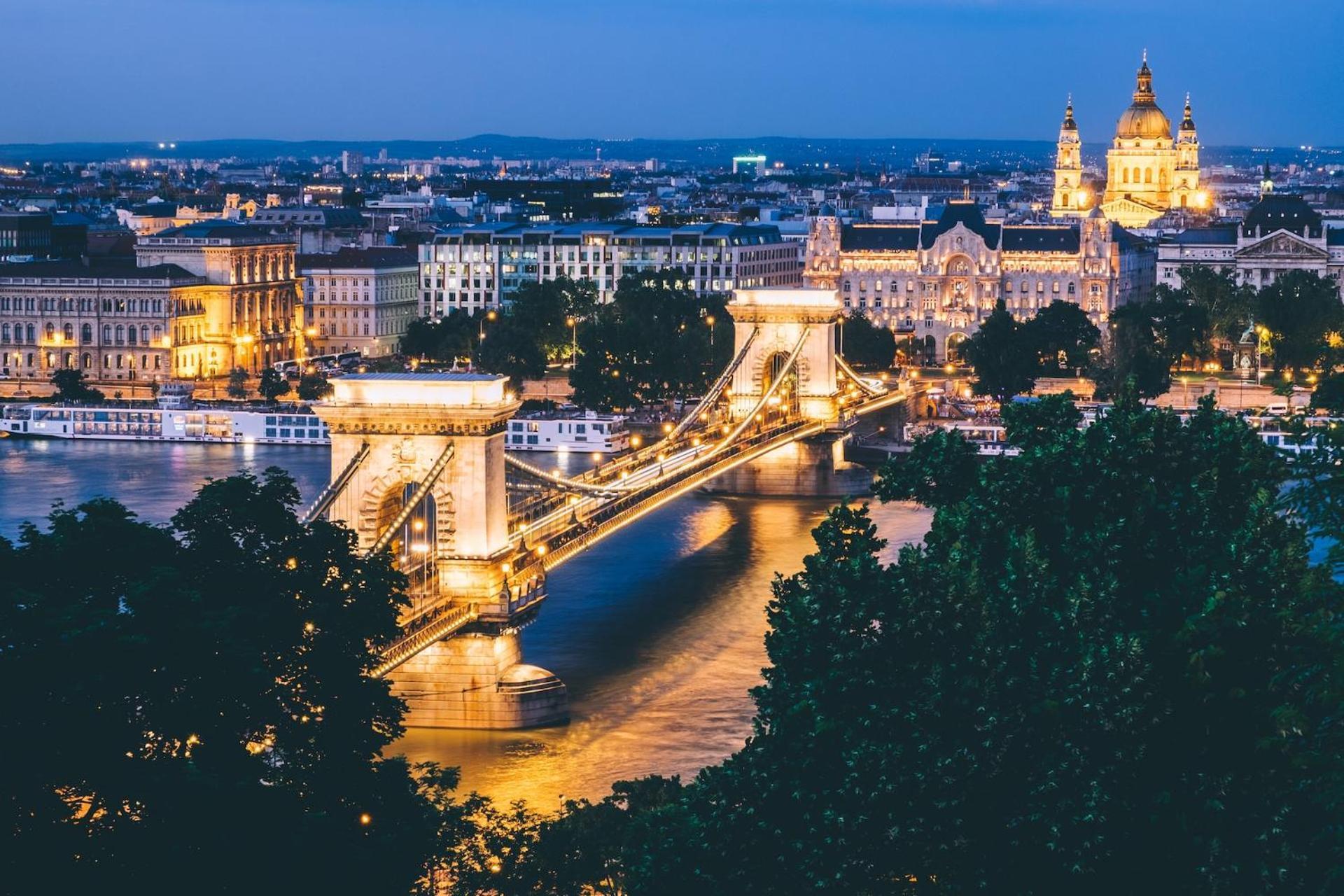 Central Point Budapest Exteriör bild